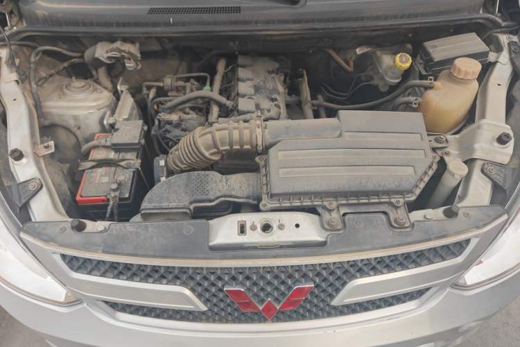 Used Wuling Rongguang V 2016 1.5L Practical Version Engine Bay