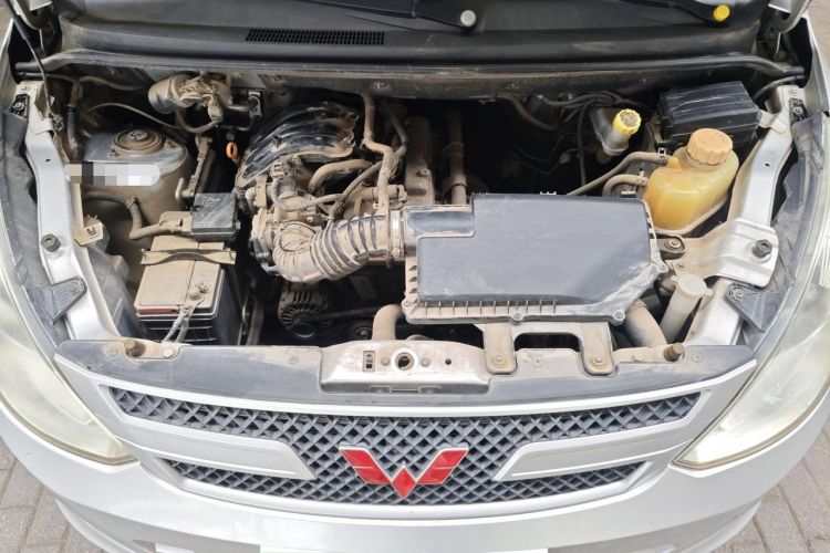 Used Wuling Rongguang V 2016 1.2L Practical Version Engine Bay