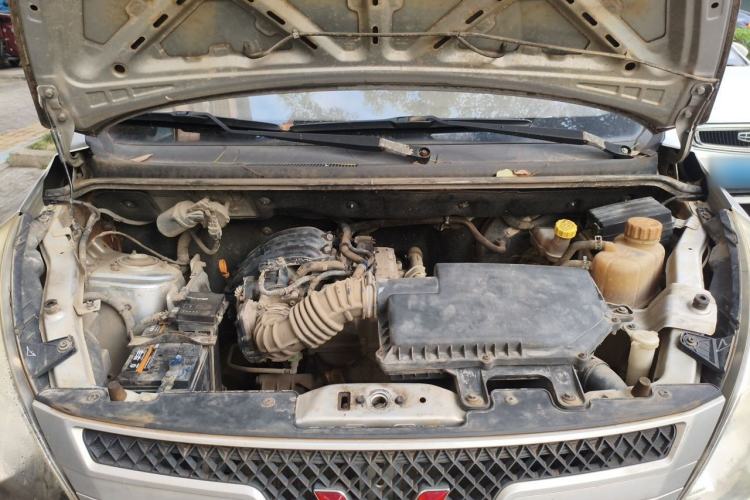 Used Wuling Rongguang V 2016 1.2L Practical Version Engine Bay