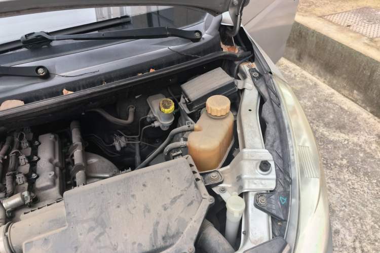 Used Wuling Rongguang V 2016 1.2L Practical Version Engine Bay Left