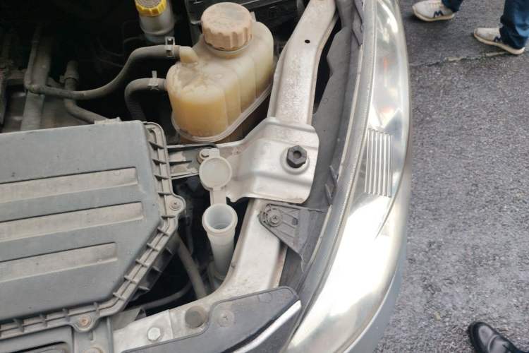 Used Wuling Rongguang V 2016 1.5L Standard Version Engine Bay Left