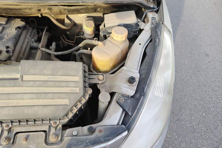 Used Wuling Rongguang V 2016 1.5L Practical Version Engine Bay Left