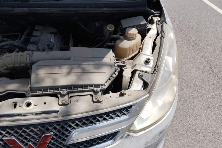 Used Wuling Rongguang V 2016 1.5L Standard Version Engine Bay Left