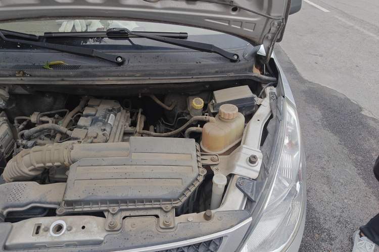 Used Wuling Rongguang V 2016 1.5L Practical Version Engine Bay Left