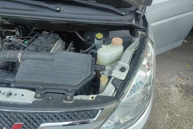 Used Wuling Rongguang V 2016 1.5L Standard Version Engine Bay Left