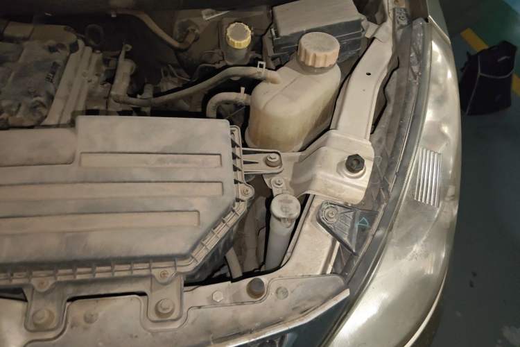 Used Wuling Rongguang V 2016 1.5L Standard Version Engine Bay Left