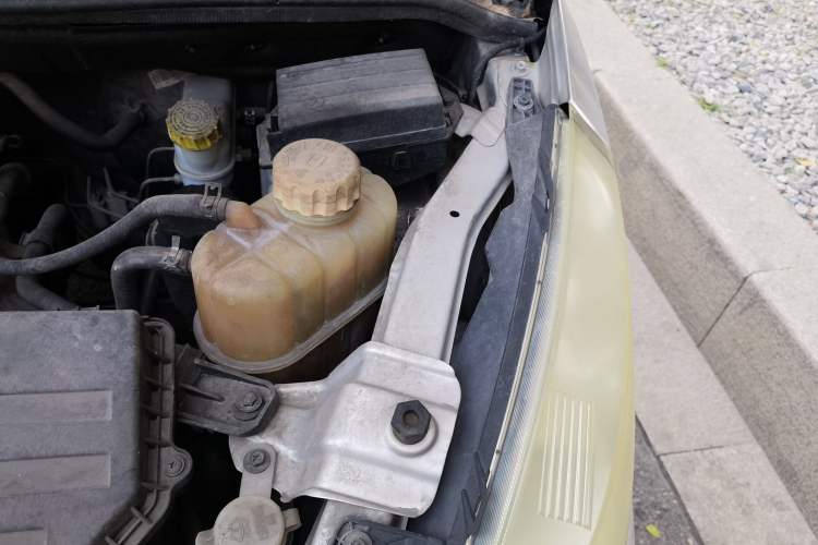 Used Wuling Rongguang V 2016 1.5L Practical Version Engine Bay Left