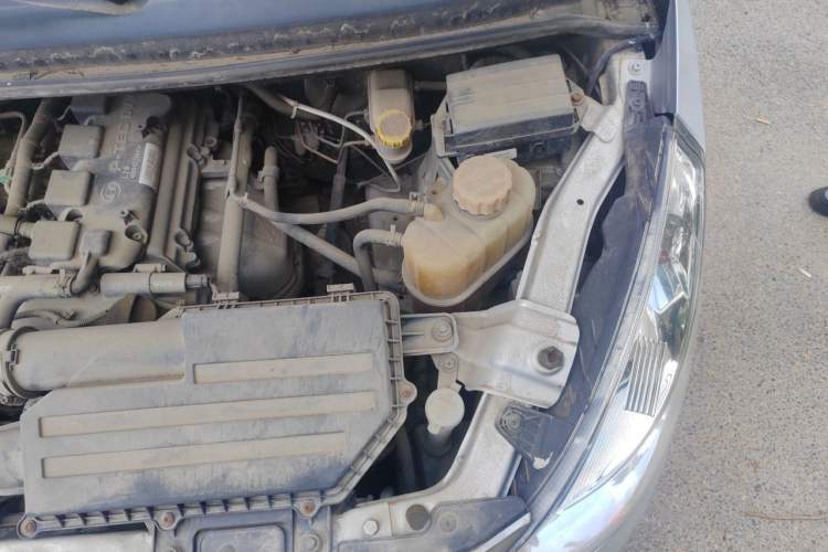Used Wuling Rongguang V 2016 1.5L Standard Version Engine Bay Left