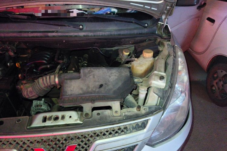 Used Wuling Rongguang V 2016 1.2L Practical Version Engine Bay Left