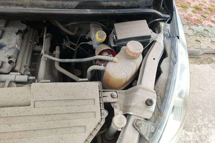 Used Wuling Rongguang V 2016 1.5L Practical Version Non-Power-Assisted Engine Bay Left