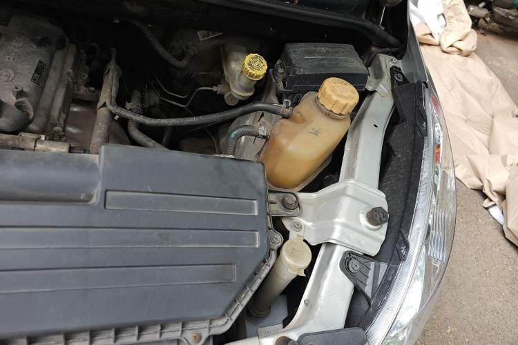 Used Wuling Rongguang V 2016 1.5L Standard Version Engine Bay Left