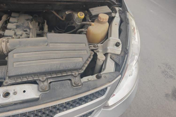 Used Wuling Rongguang V 2016 1.5L Practical Version Engine Bay Left