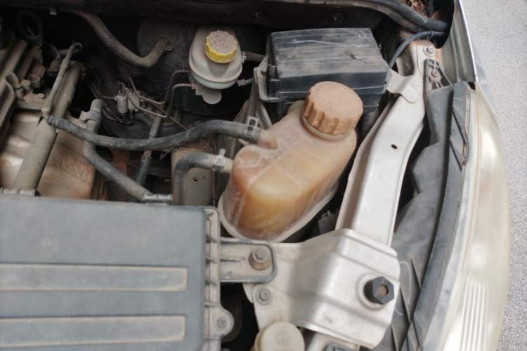 Used Wuling Rongguang V 2016 1.5L Standard Version Engine Bay Left