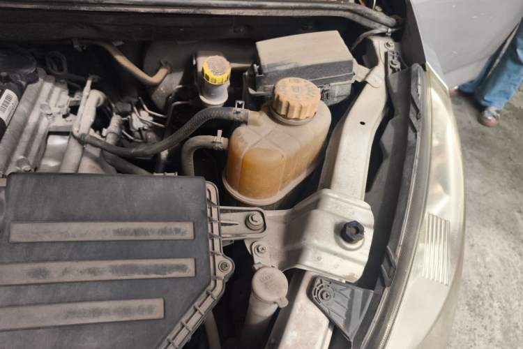 Used Wuling Rongguang V 2016 1.5L Standard Version Engine Bay Left