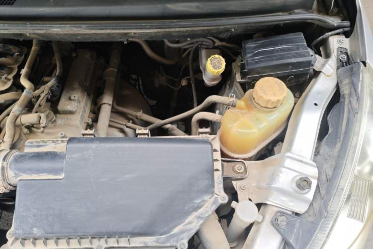 Used Wuling Rongguang V 2016 1.2L Practical Version Engine Bay Left