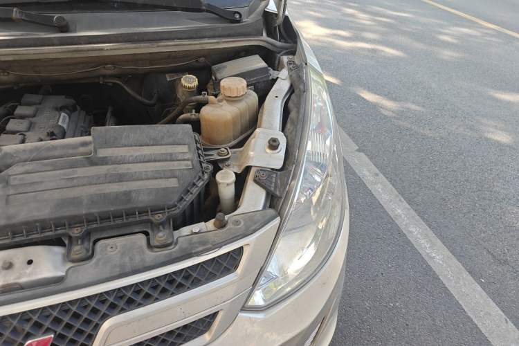 Used Wuling Rongguang V 2016 1.5L Practical Version Engine Bay Left