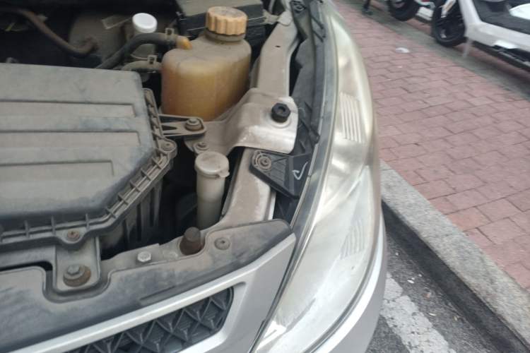 Used Wuling Rongguang V 2016 1.5L Practical Version Engine Bay Left