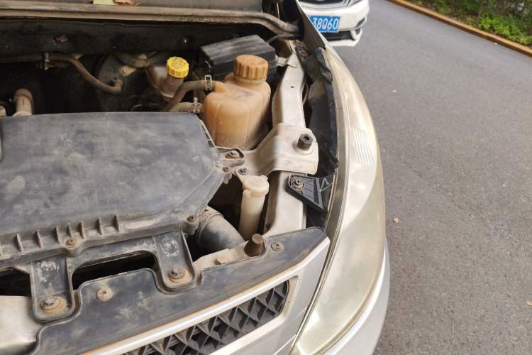 Used Wuling Rongguang V 2016 1.2L Practical Version Engine Bay Left
