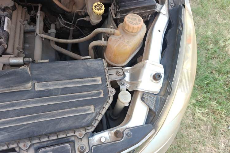 Used Wuling Rongguang V 2016 1.5L Standard Version Engine Bay Left