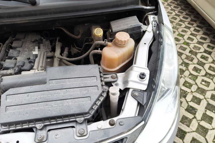 Used Wuling Rongguang V 2016 1.5L Standard Version Engine Bay Left