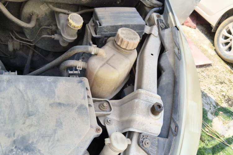 Used Wuling Rongguang V 2016 1.2L Practical Model Non-Power-Assisted Engine Bay Left