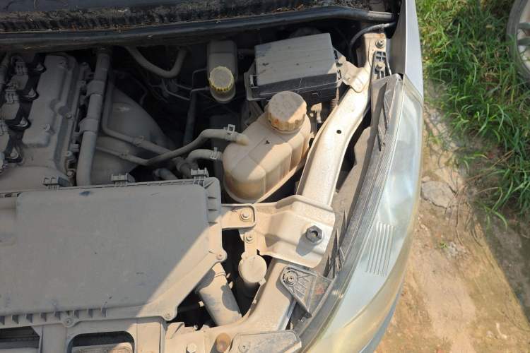 Used Wuling Rongguang V 2016 1.2L Standard Version Engine Bay Left