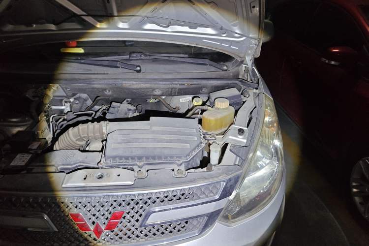 Used Wuling Rongguang V 2016 1.5L Standard Version Engine Bay Left