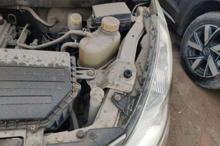 Used Wuling Rongguang V 2016 1.5L Standard Version Engine Bay Left