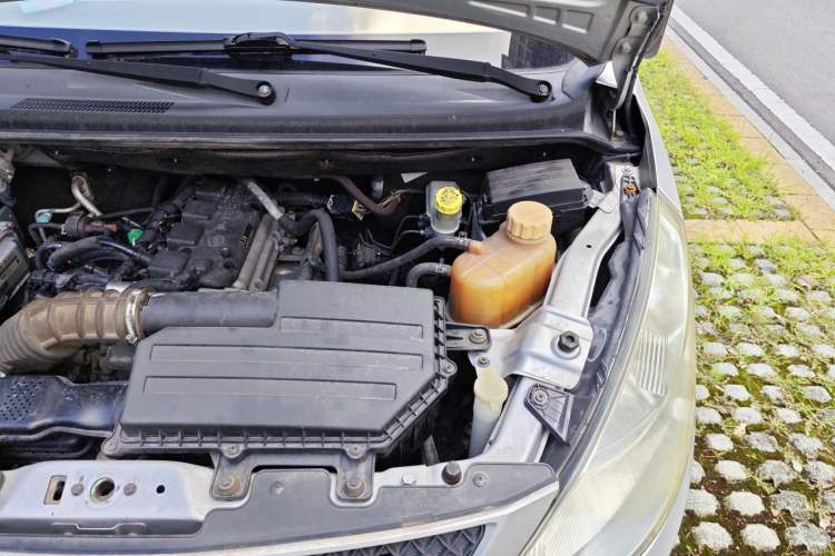 Used Wuling Rongguang V 2016 1.5L Practical Version Non-Power-Assisted Engine Bay Left