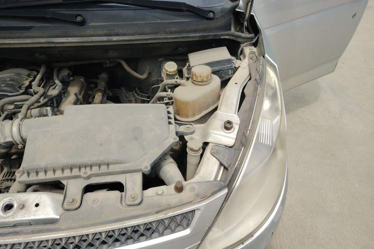 Used Wuling Rongguang V 2016 1.2L Practical Version Engine Bay Left