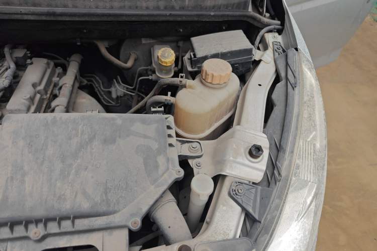 Used Wuling Rongguang V 2016 1.2L Standard Version Engine Bay Left