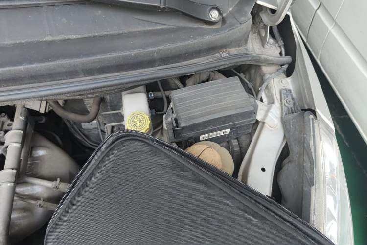 Used Wuling Rongguang V 2016 1.2L Practical Version Engine Bay Left