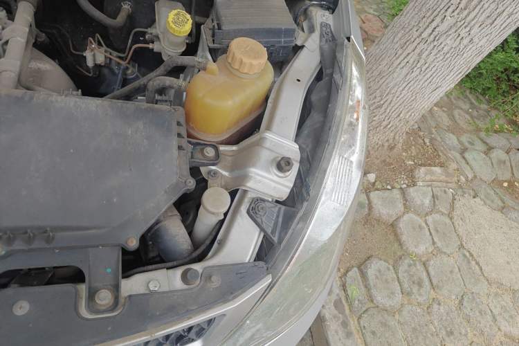 Used Wuling Rongguang V 2016 1.2L Practical Version Engine Bay Left