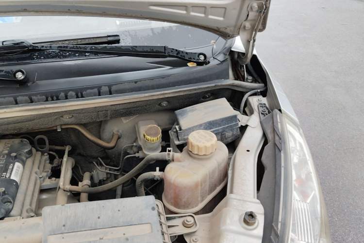 Used Wuling Rongguang V 2016 1.5L Practical Version Engine Bay Left