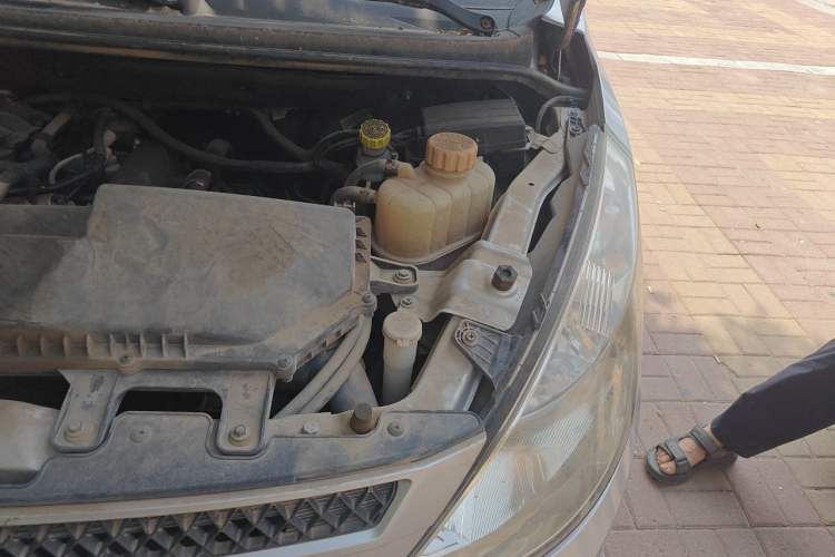 Used Wuling Rongguang V 2016 1.2L Practical Version Engine Bay Left