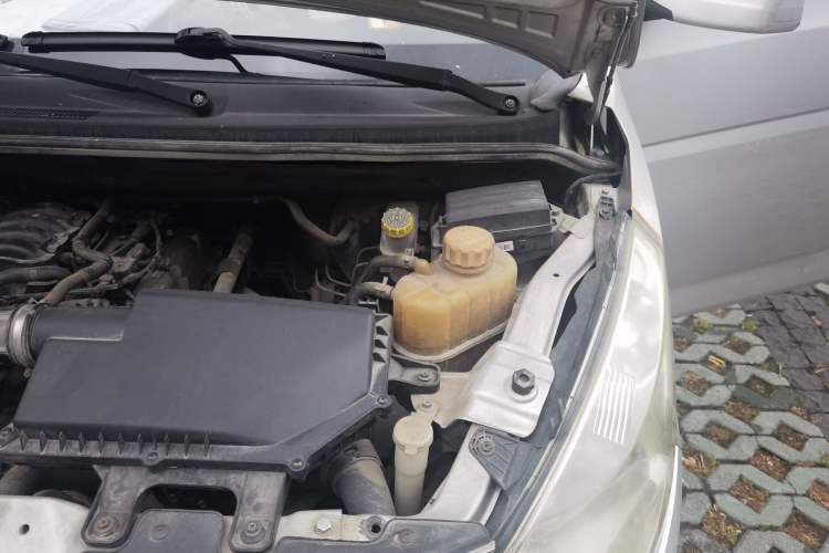 Used Wuling Rongguang V 2016 1.2L Standard Version Engine Bay Left