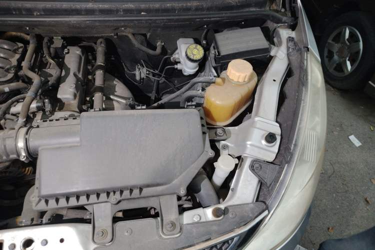 Used Wuling Rongguang V 2016 1.2L Standard Version Engine Bay Left