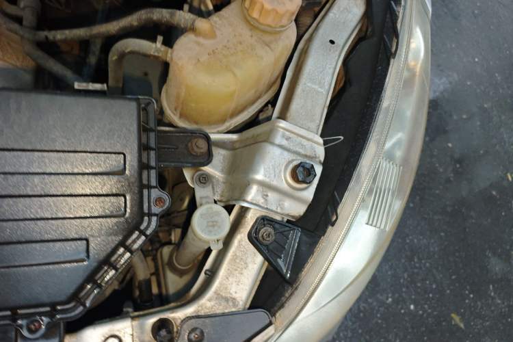 Used Wuling Rongguang V 2016 1.5L Practical Version Engine Bay Left