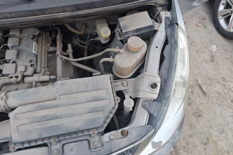 Used Wuling Rongguang V 2016 1.5L Standard Version Engine Bay Left