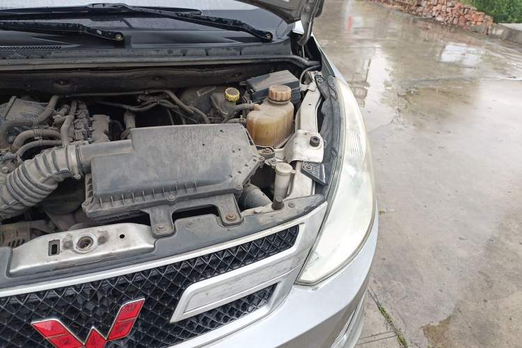 Used Wuling Rongguang V 2016 1.2L Practical Version Engine Bay Left