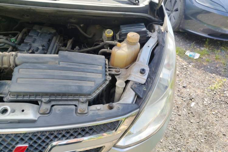 Used Wuling Rongguang V 2016 1.5L Standard Version Engine Bay Left