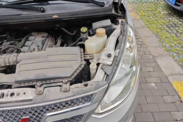 Used Wuling Rongguang V 2016 1.5L Standard Version Engine Bay Left