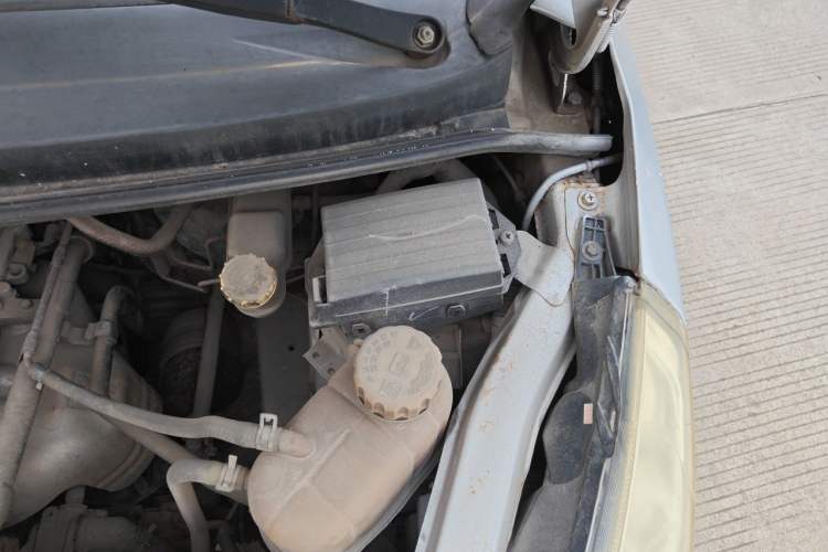 Used Wuling Rongguang V 2016 1.5L Standard Version Engine Bay Left