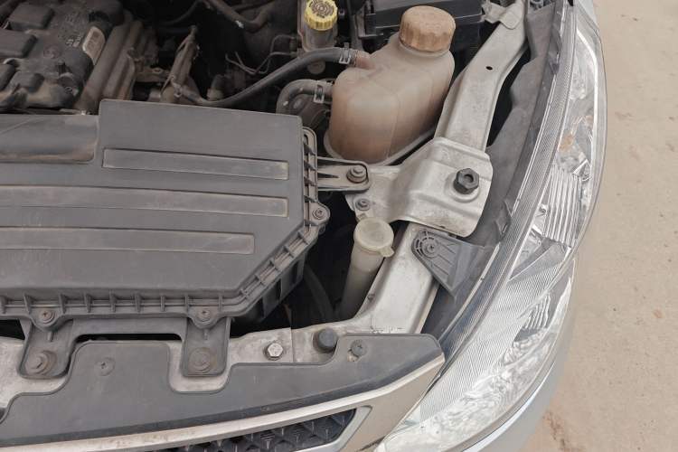 Used Wuling Rongguang V 2016 1.5L Practical Version Engine Bay Left
