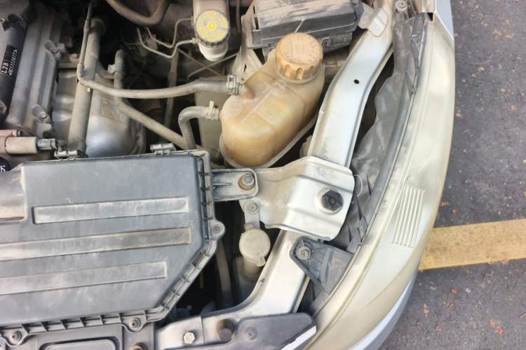 Used Wuling Rongguang V 2016 1.5L Practical Version Engine Bay Left