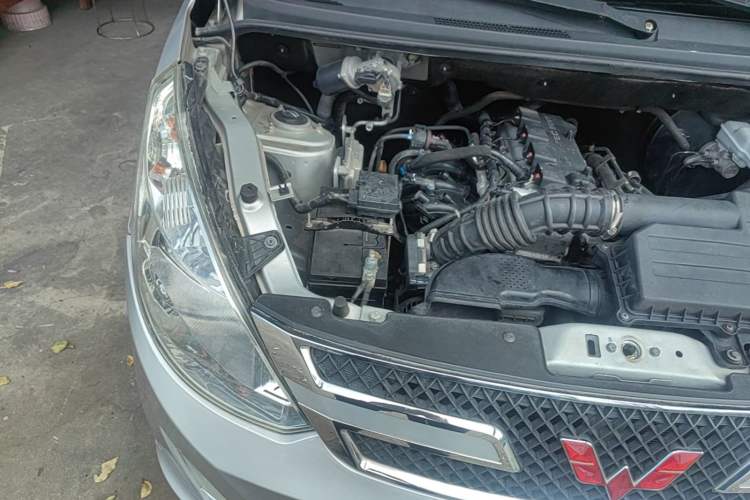Used Wuling Rongguang V 2016 1.5L Standard Version Engine Bay Right