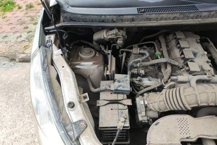Used Wuling Rongguang V 2016 1.5L Practical Version Non-Power-Assisted Engine Bay Right