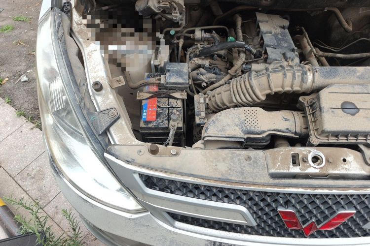 Used Wuling Rongguang V 2016 1.5L Practical Version Non-Power-Assisted Engine Bay Right