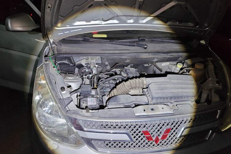 Used Wuling Rongguang V 2016 1.5L Standard Version Engine Bay Right