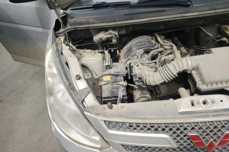 Used Wuling Rongguang V 2016 1.2L Practical Version Engine Bay Right